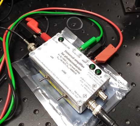 Experimental setup with amplifier for infrared detector